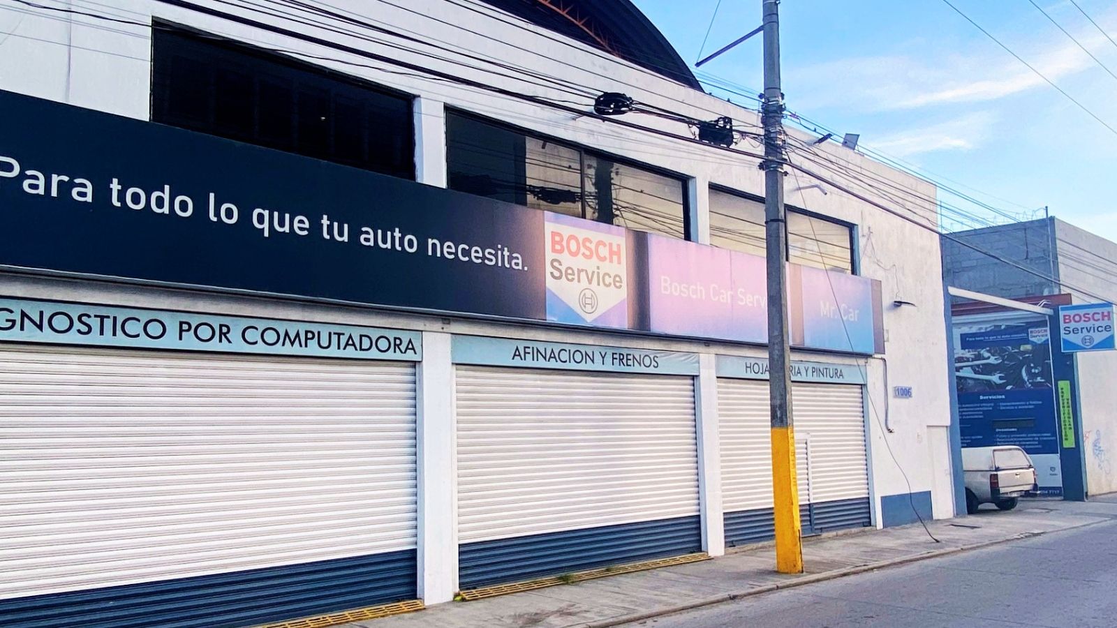 Fachada de Mr. Car Forjadores, sucursal matriz sobre Blvd. Forjadores en San Pedro Cholula